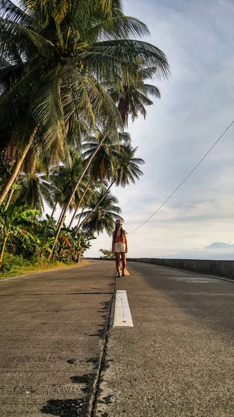 Mujer Caminando Sola Camino Vacío Con Muchas Palmeras Isla Cebú —  Fotos de Stock