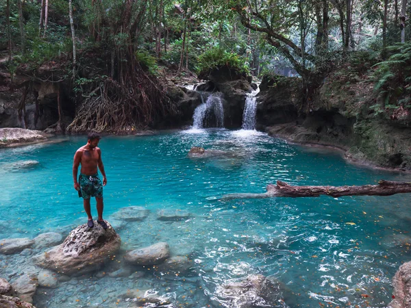 Fit Man Alone Bamboo Raft Front Waterfall Turquoise Water Kawasan — Stock Photo, Image
