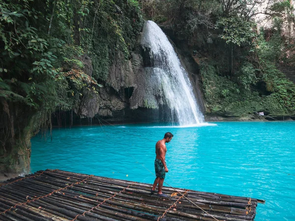 Fitter Mann Allein Auf Dem Bambusfloß Vor Dem Wasserfall Mit — Stockfoto