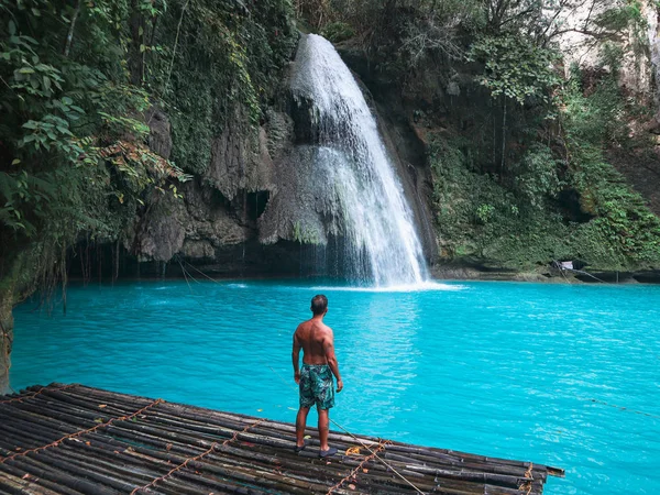 Ajuste Homem Sozinho Jangada Bambu Frente Cachoeira Com Água Azul — Fotografia de Stock