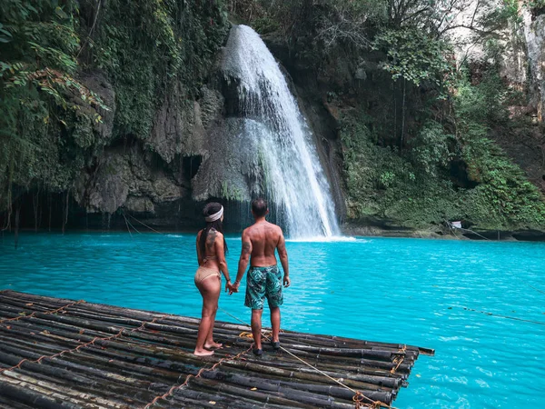 Reisepaar Allein Auf Dem Bambusfloß Vor Dem Wasserfall Mit Türkisfarbenem — Stockfoto