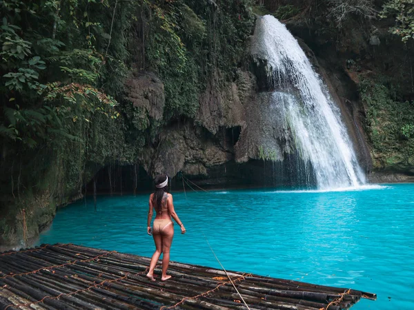Fit Woman Alone Bamboo Raft Front Waterfall Turquoise Water Kawasan — Stock Photo, Image