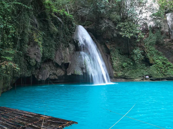 Cebu Adası Kawasan Falls de turkuaz su havuzu üzerinde bambu sal ile Şelale, Filipinler