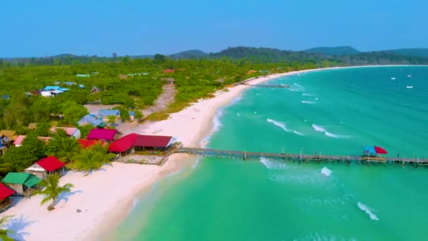 Vista Aérea Khmer Tradicional Pequenos Barcos Aldeia Pescadores Praia Sok — Vídeo de Stock