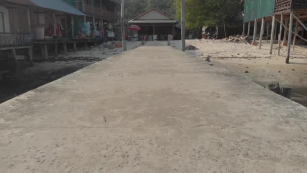 Vista Aérea Khmer Tradicional Pequenos Barcos Aldeia Pescadores Praia Sok — Vídeo de Stock