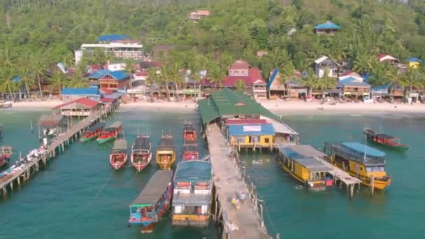 在柬埔寨荣岛 由棕榈树环绕 有码头和长尾船 是触地岛乡村海岸的空中景观 热带岛屿上的旅游景点 异国情调的度假胜地 — 图库视频影像
