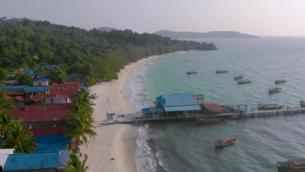 Fåglar Öga Landskap Pier Och Färgglada Långa Svans Båtar Närheten — Stockvideo