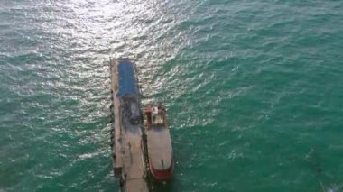 Kamboçya'da Sihanoukville yakınlarındaki Koh Rong Adası'nda okyanus anına yakın iskele ve renkli uzun kuyruk tekneleri Kuşlar göz manzara