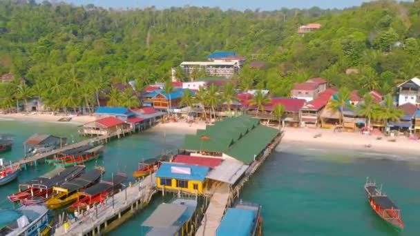 Birds Eye Landscape Pier Colorful Long Tail Boats Nearby Ocean — Stock Video