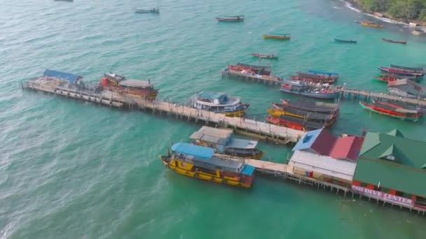 Kamboçya Koh Rong Iskele Uzun Kuyruk Tekneler Ile Palmiye Ağaçları — Stok video