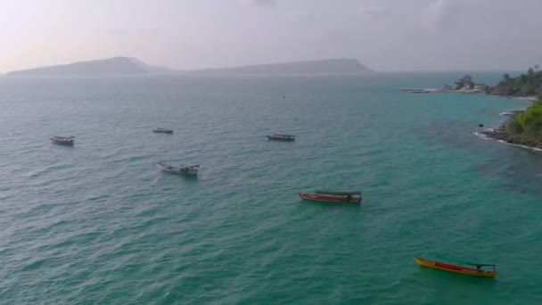 柬埔寨西哈努克市附近的荣岛海洋附近的码头和五颜六色的长尾船的鸟瞰景观 — 图库视频影像