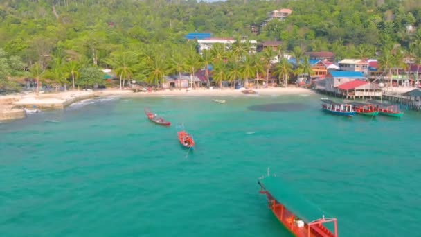 柬埔寨西哈努克市附近的荣岛海洋附近的码头和五颜六色的长尾船的鸟瞰景观 — 图库视频影像