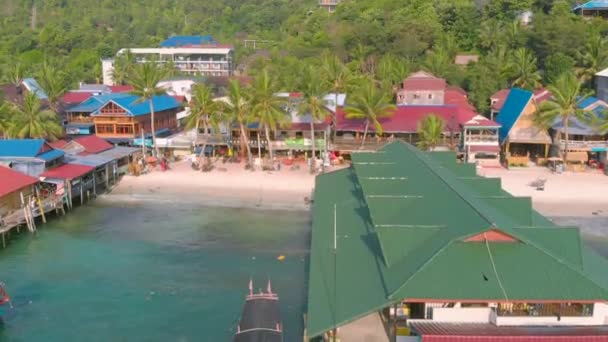 Antennenlandschaft Von Koh Touch Dorfküste Umgeben Von Palmen Mit Pier — Stockvideo
