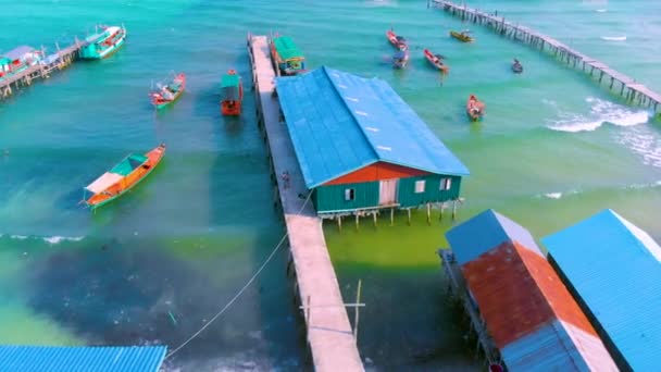 柬埔寨荣岛索山村空中景观 有码头 透明水域和自然 — 图库视频影像