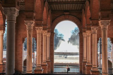 İspanya 'daki Endülüs' te yeşil kolonları ve turuncu tuğlalı duvarı olan antik İspanyol binası.