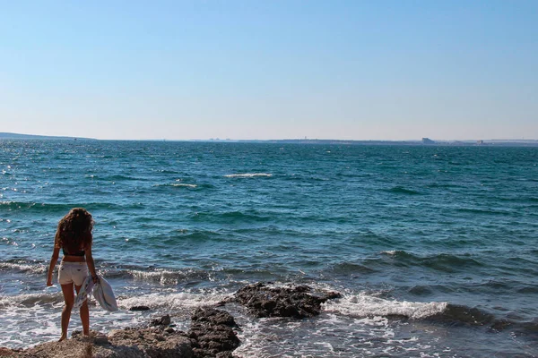 Mujer Sola Playa Rocosa Mirando Sobre Horizonte Con Mar Ondulado — Foto de Stock