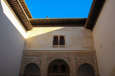Granada 'daki Alhambra Sarayı' nda Arap taş oymaları ve desen dokusu.