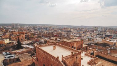 Mardin şehrinin geleneksel kahverengi taş evleri ve Mardin 'deki antik manzarası.