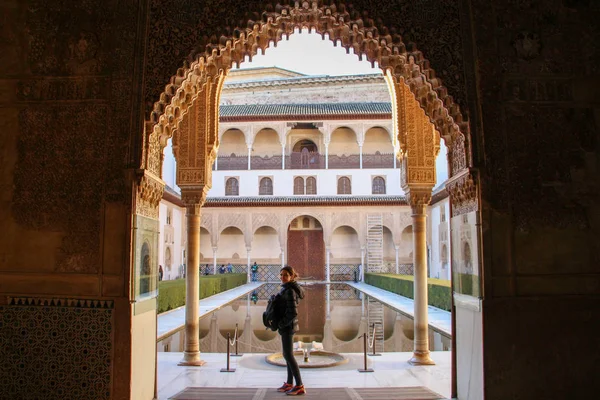 Granada 'daki Alhambra Sarayı' nın bahçesindeki kadın, İspanya 'daki Endülüs.
