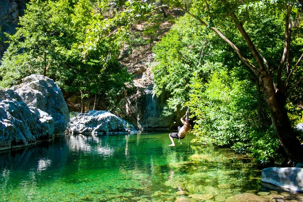 Mann Springt Mit Dem Seil Zum See Nationalpark Mit See — Stockfoto