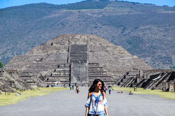 Pirámide Luna Teotihuacan Fondo Detrás Mujer Que Camina Ciudad Mecixo — Foto de Stock