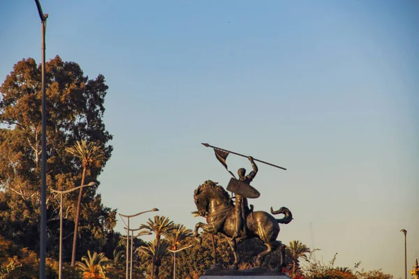 Statua Guerriero Con Cielo Blu Chiaro Sfondo Spagna — Foto Stock