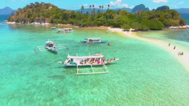 Paisaje Aéreo Barcos Turísticos Sobre Costa Nido Atardecer Pequeña Orilla — Vídeo de stock
