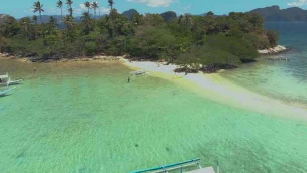 Paisaje Aéreo Barcos Turísticos Sobre Costa Nido Atardecer Pequeña Orilla — Vídeos de Stock