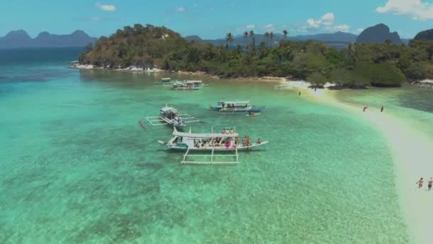 日落时分在El Nido海岸上空的观光船的空中景观 有绿松石水的小海岸 Nido Philippines Palawan 暑假和旅行假期的概念 — 图库视频影像