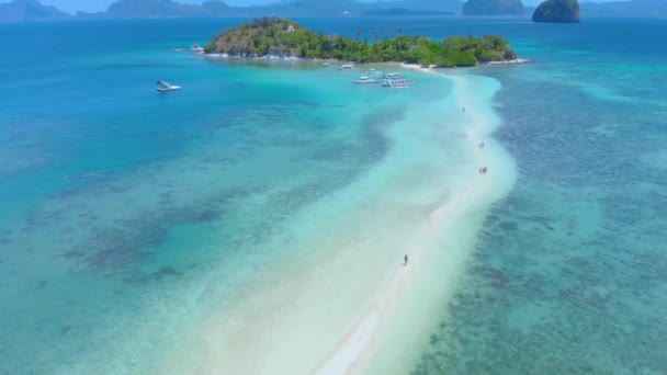 スネーク島の空中風景は 砂州とターコイズブルーの水でラグーンの女性の上を飛ぶ パラワンのエル ニドフィリピン — ストック動画
