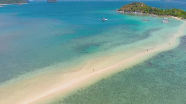 スネーク島の空中風景は 砂州とターコイズブルーの水でラグーンの女性の上を飛ぶ パラワンのエル ニドフィリピン — ストック動画