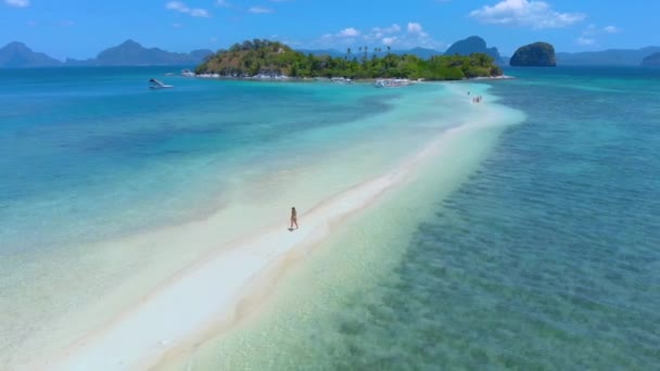 斯内克岛的空中陆地带着绿松石水飞过沙坝和泻湖上的女人 Nido Palawan 菲律宾 — 图库视频影像
