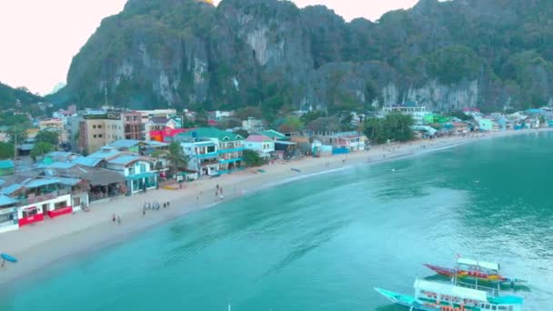 Aerial Landsape Nido Beach Vuela Sobre Las Personas Que Caminan — Vídeos de Stock