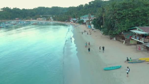 Flyglandskaps Nido Beach Flyga Över Människor Som Går Den Vita — Stockvideo