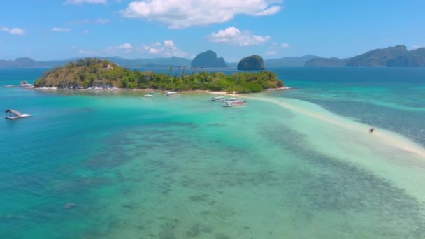 Letecká páska Hadí ostrov, přeletět nad cestovateli na písečném břehu a laguně s tyrkysovou vodou. El Nido, Palawan. Filipíny — Stock video