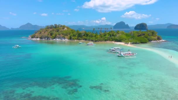 Aerial landsape of Snake Island, fly over travellers on the Sandbar and lagoon with turquoise  water. El Nido, Palawan. Philippines — Stock Video