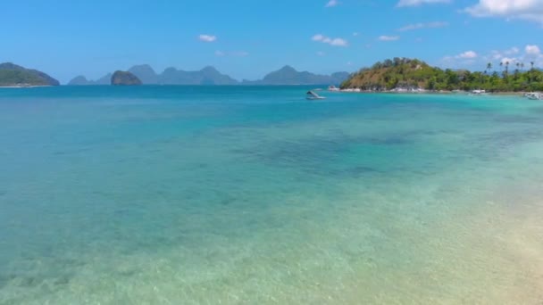 Aerial landsape of Snake Island, fly over travellers on the Sandbar and lagoon with turquoise  water. El Nido, Palawan. Philippines — Stock Video
