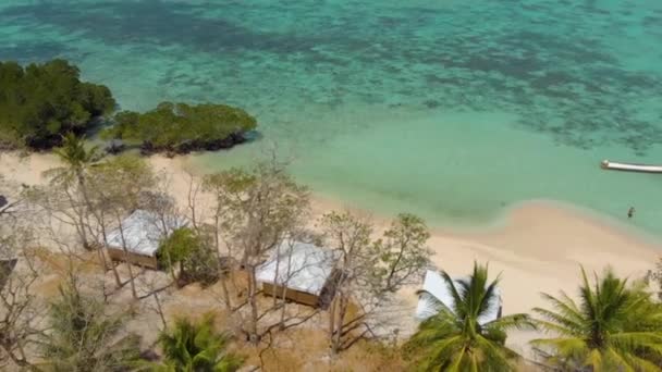 菲律宾Coron Palawan热带通道岛 船只和珊瑚上空的电影无人机视图 — 图库视频影像