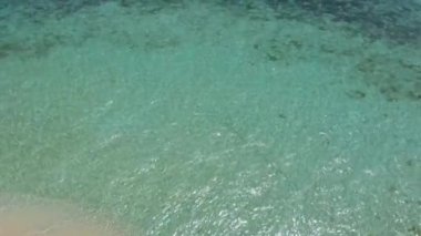Filipinler, Coron Palawan 'daki tropikal Pass Adası, botlar ve mercanlar üzerinde insansız hava aracı görüntüsü