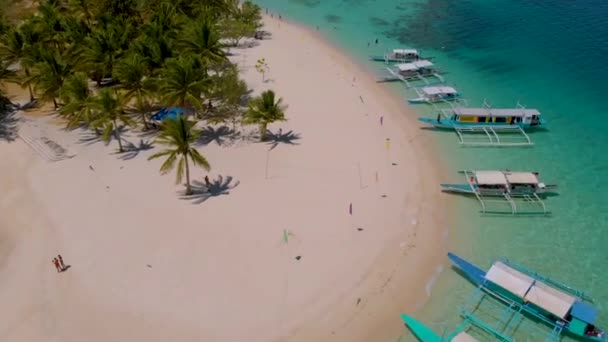 フィリピン コロンパラワンの熱帯パス島 ボート サンゴの上のシネマティック ドローン ビュー — ストック動画
