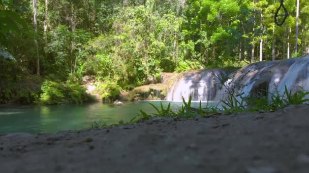 カンブガヘイの滝からフィリピンのシキホール島の天然のターコイズブルーのプールに流れる水 滝の風景 — ストック動画