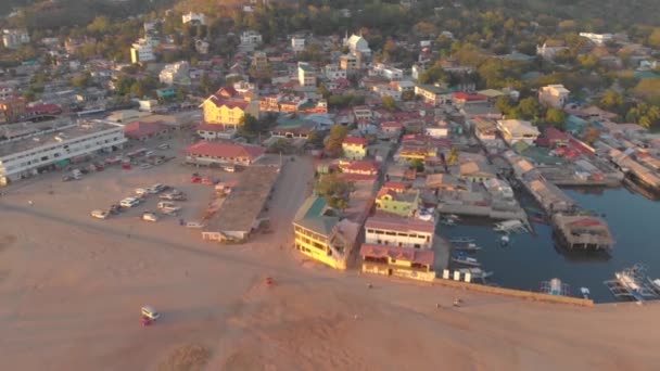 Légi Kilátás Coron Város Cityscape Tengeri Kikötővel Turisztikai Hajók Várnak — Stock videók