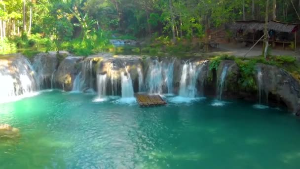 Vatten Som Rinner Från Cambugahay Falls Till Naturlig Turkos Pool — Stockvideo