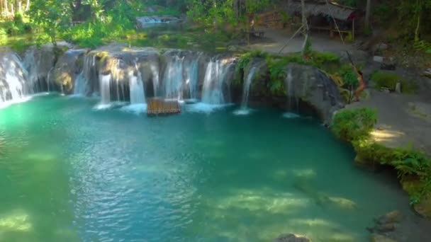 Жінка Махає Мотузкою Стрибає Природний Басейн Бірюзи Водоспаді Камбугай Острові — стокове відео