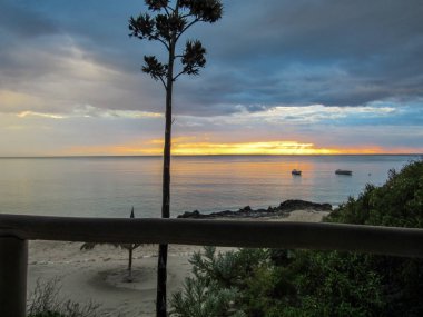 Madagaskar 'daki Meraklı Komba' daki bungalovun güzel günbatımı manzarası.