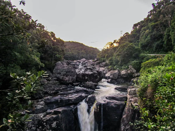 马达加斯加有黑色岩石瀑布的Ranomafana国家公园 — 图库照片