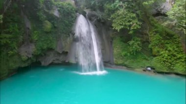 Cebu Adası, Filipinler 'deki Kawasan Şelalesi. Tropikal yağmur ormanlarında güzel bir şelale. Doğal yüzme havuzu ve dağ nehri kanyonunda bambu salı olan bir şelale..
