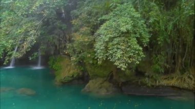 Filipinler 'deki Cebu Adası' ndaki Kawasan Şelalesi 'ndeki gizli şelalelerin hava görüntüsü..