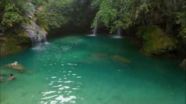 Filipinler 'deki Cebu Adası' ndaki Kawasan Şelalesi 'ndeki gizli şelalelerin hava görüntüsü..