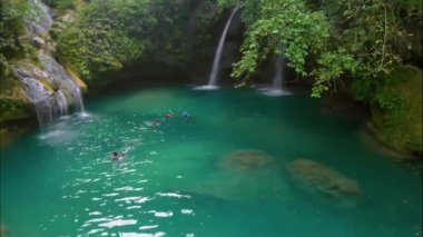 Filipinler 'deki Cebu Adası' ndaki Kawasan Şelalesi 'ndeki gizli şelalelerin hava görüntüsü..